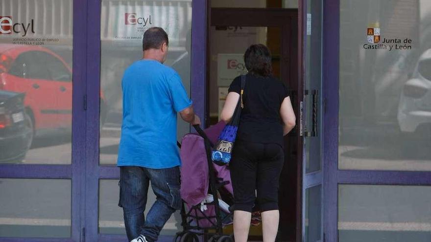 Dos personas entran a las oficinas del ECYL en Zamora.