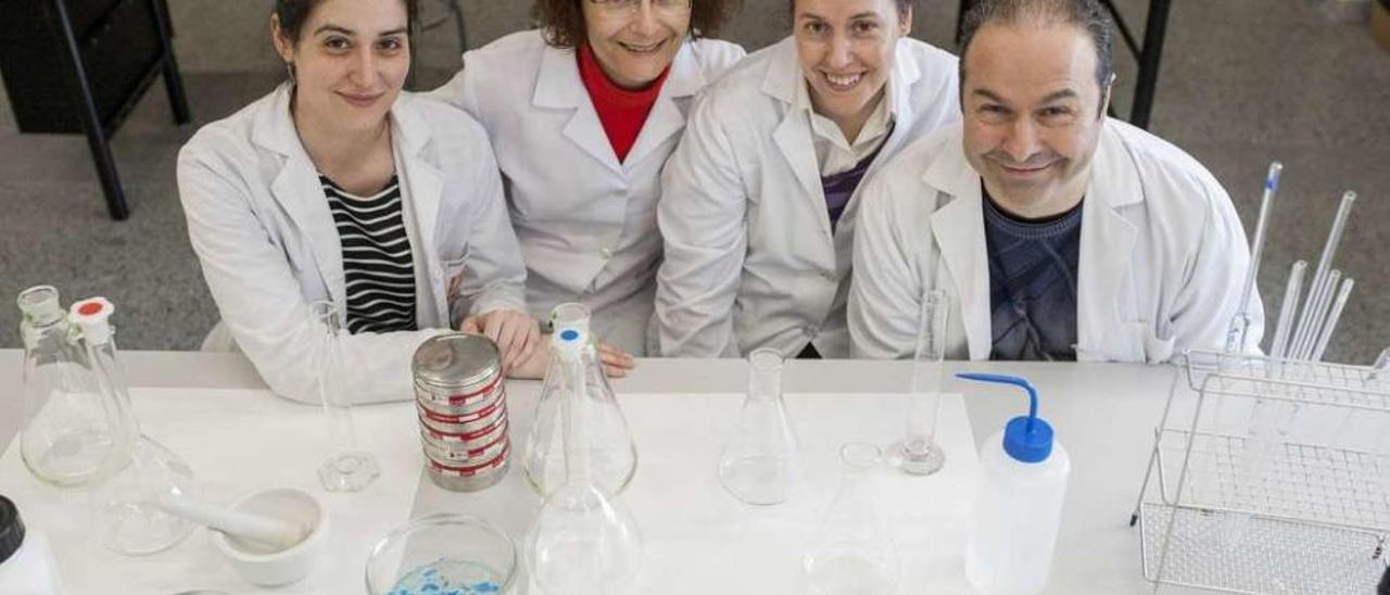 Los profesores de Química, Natalia López, Marisa Pérez, Raquel Creo y Francisco Vázquez, en el laboratorio. // Brais Lorenzo