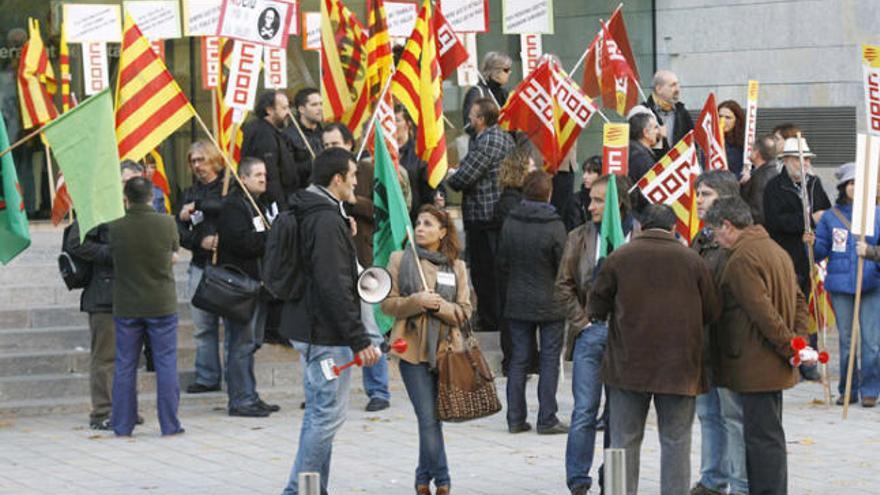 Unes vuitanta persones es van concentrar davant la Delegació del Govern a Girona.