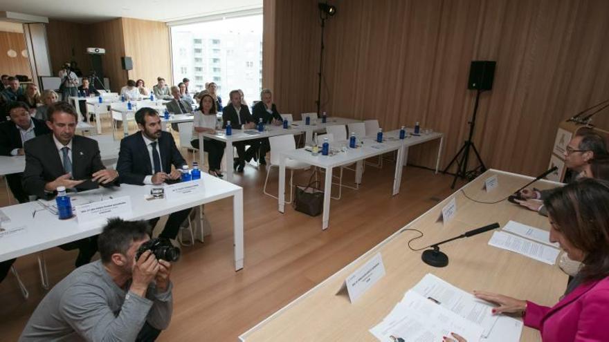 La presidenta de la patronal hotelera y los consejeros de Turismo, ayer, ante una sala del hotel Meliá Palma Bay, abarrotada para la cita.