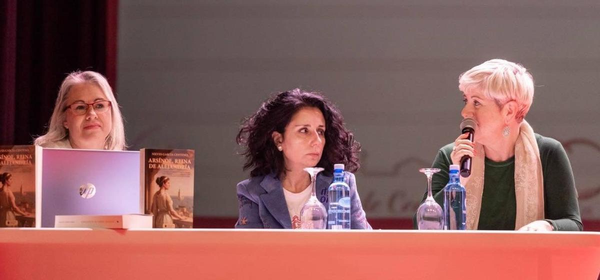 Nieves García, esquerda, coa alcaldesa de Cee, Margot Lamela, e Susana Seoane, da organización feminista Buserana.