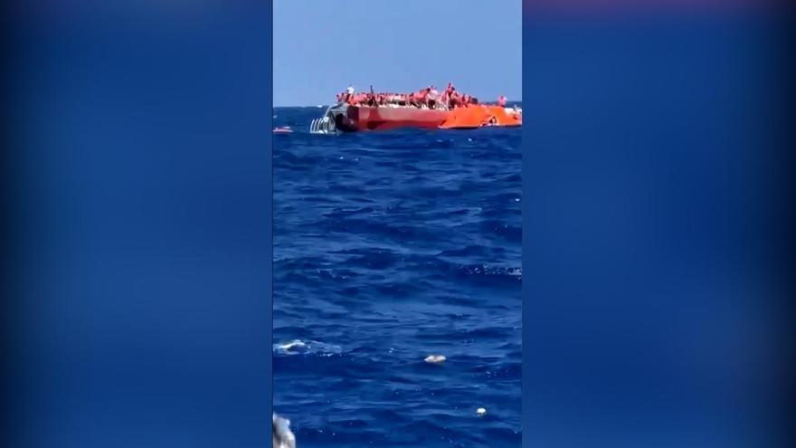 Soccorrono i passeggeri di un traghetto naufragato a Cipro