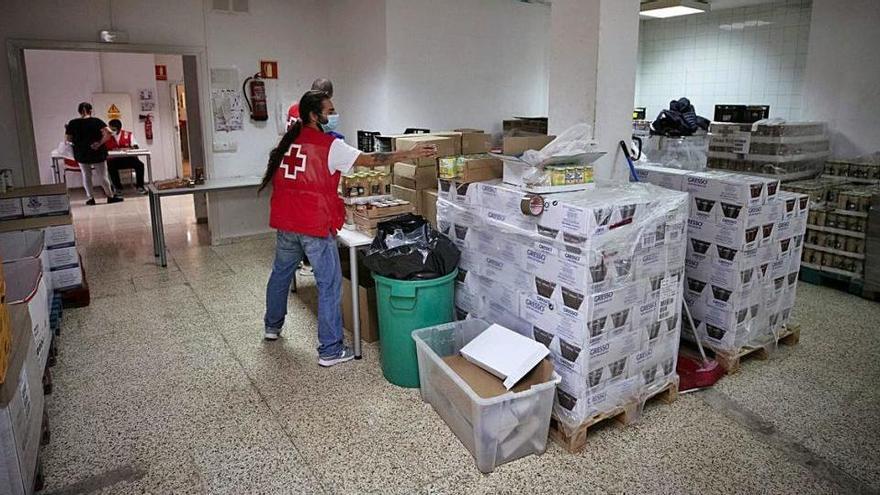 Cruz Roja Ibiza repartía alimentos una vez a la semana y ahora, cinco