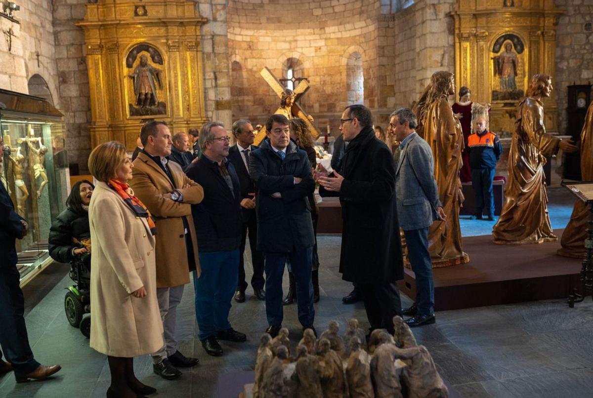 Traslado de varios pasos de la Vera Cruz desde el Museo de Semana Santa a la iglesia de San Andrés. | José Luis Fernández