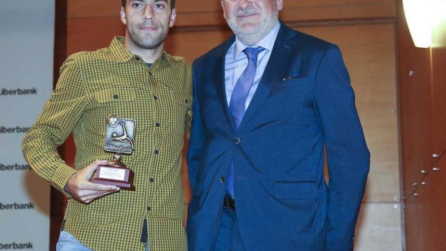 mejor jugador del covadonga. Eduardo Suárez, gerente de LA NUEVA ESPAÑA, entregó el premio a Jaime.