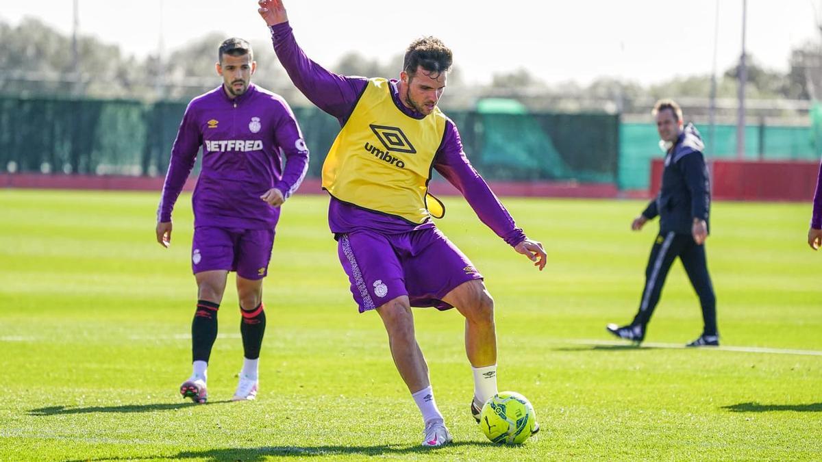 Álvaro dispara a portería durante un entrenamiento.