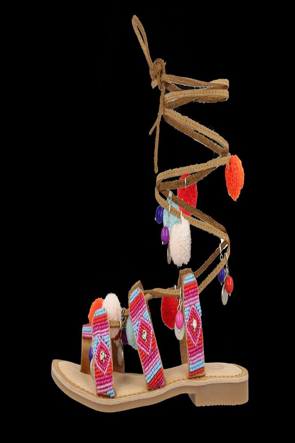 Sandalia étnica con pompones, de Gioseppo, 59,95 euros
