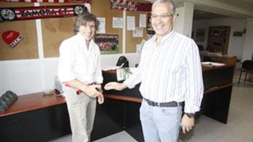 El presidente del Zamora, Maxi Martín, junto al técnico Roberto Aguirre en las oficinas del «Ruta de la Plata».