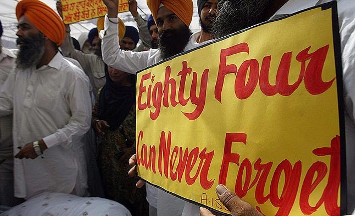 Uns homes sikhs commemoren aquest dilluns els 27 anys de l’entrada de l’Exèrcit indi al sagrat Temple Daurat d’Amrítsar (al nord de l’Índia, a prop de la frontera amb el Pakistan), que va acabar amb més de 500 morts. El juny del 1984, la llavors primera ministra, Indira Gandhi, va ordenar a l’Exèrcit que ocupés el principal centre de culte sikh, on s’havien concentrat centenars d’independentistes armats. Mesos després, Indira Gandhi va ser assassinada.