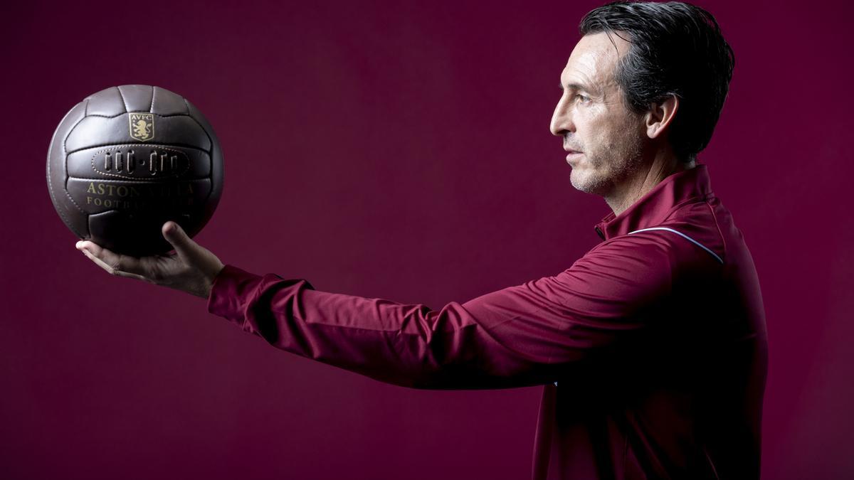 Icónica imagen de Unai Emery a los mandos del Aston Villa, al que llegó hace menos de dos meses... desde Vila-real.