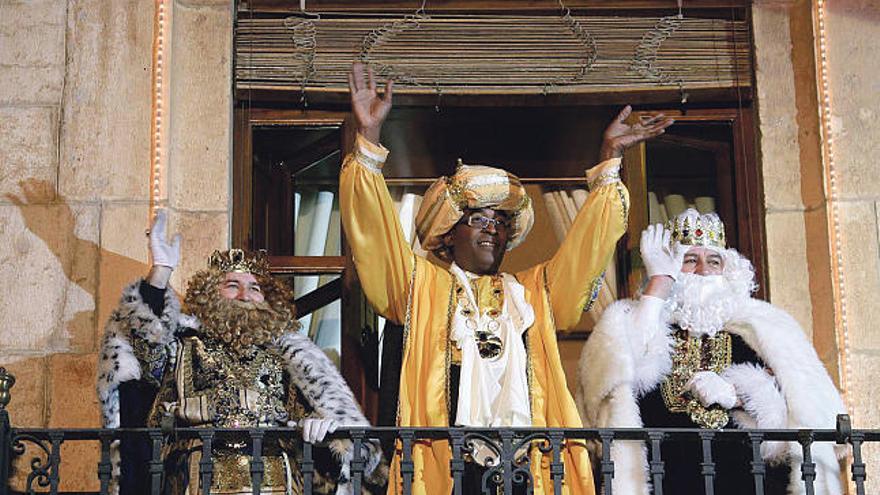 En el balcón. Los Reyes Magos, Melchor, Gaspar y Baltasar, saludan desde el ayuntamiento a los niños que les esperaron en la Plaza Mayor.