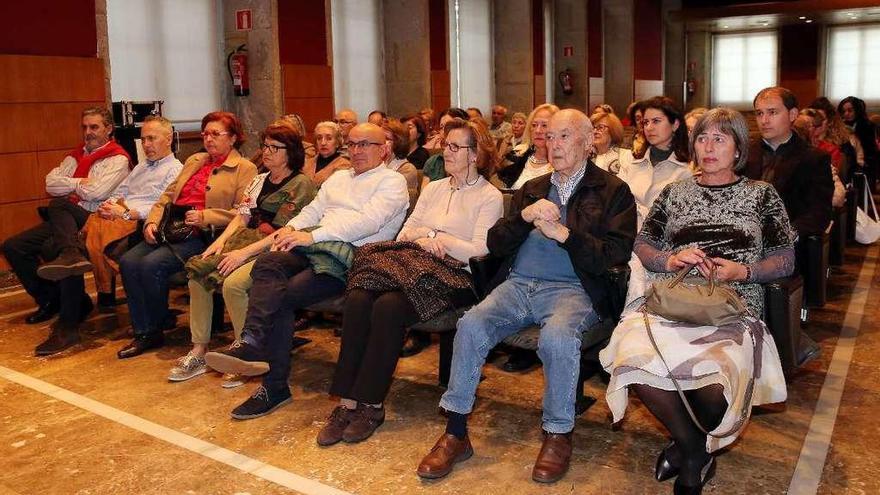 Público asistente a la charla-coloquio de Club FARO. // Marta G. Brea