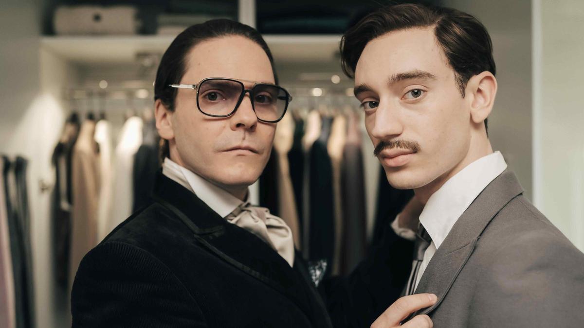 Daniel Brühl (Karl Lagerfeld) y Théodore Pellerin (Jacques de Bascher) en una imagen promocional de &#039;Becoming Karl Lagerfeld&#039;