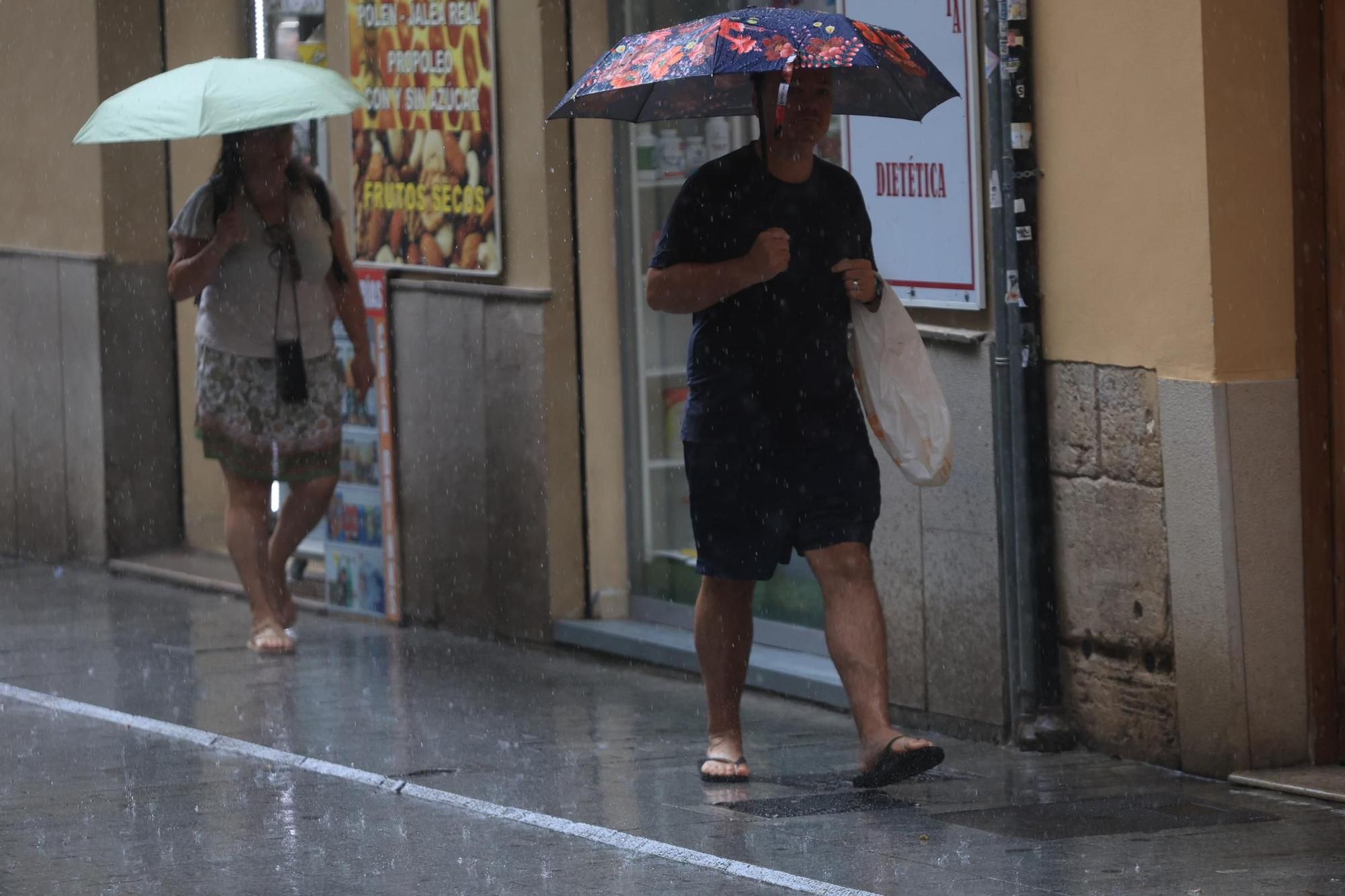 La lluvia cae con fuerza en el centro de València