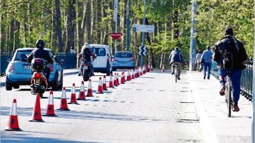 Ciclistes al carril de prova habilitat amb cons el mes d&#039;abril.