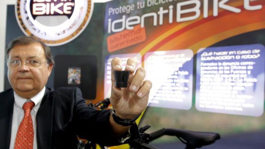 Salvador Bresó, muestra el chip del sistema Identibike, un mecanismo para identificar a los propietarios de las bicicletas y facilitar su recuperación en caso de robo.