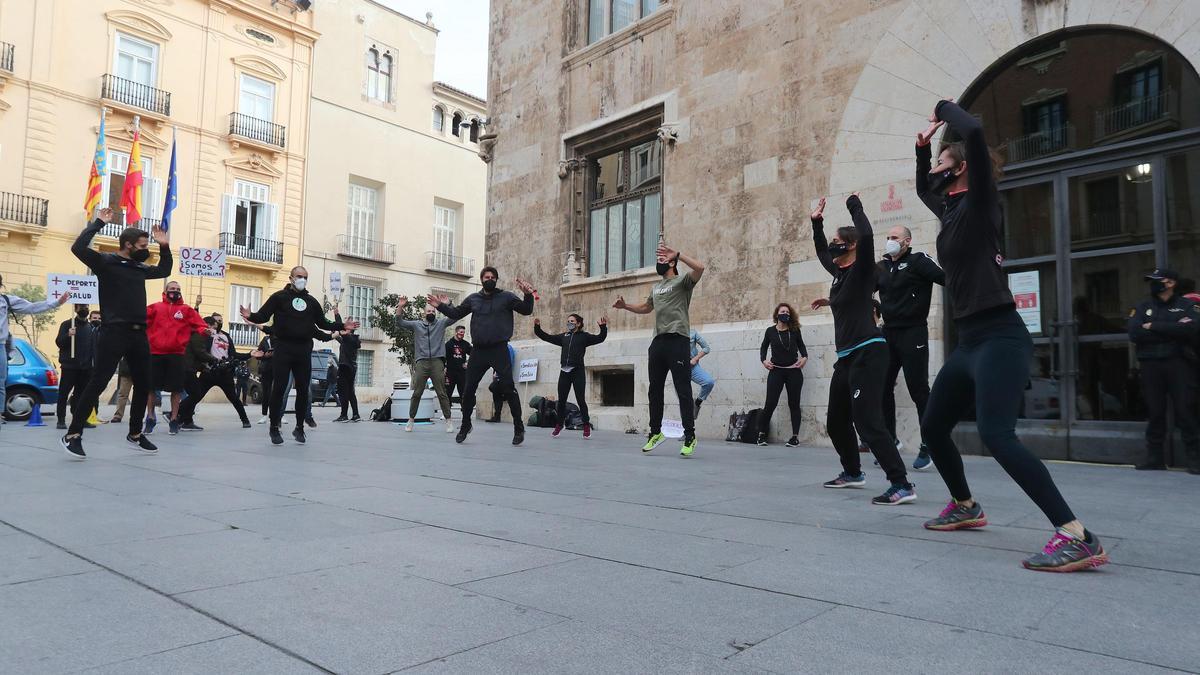 "Jumping jacks" ante el Palau para protestar contra el cierre de los gimnasios