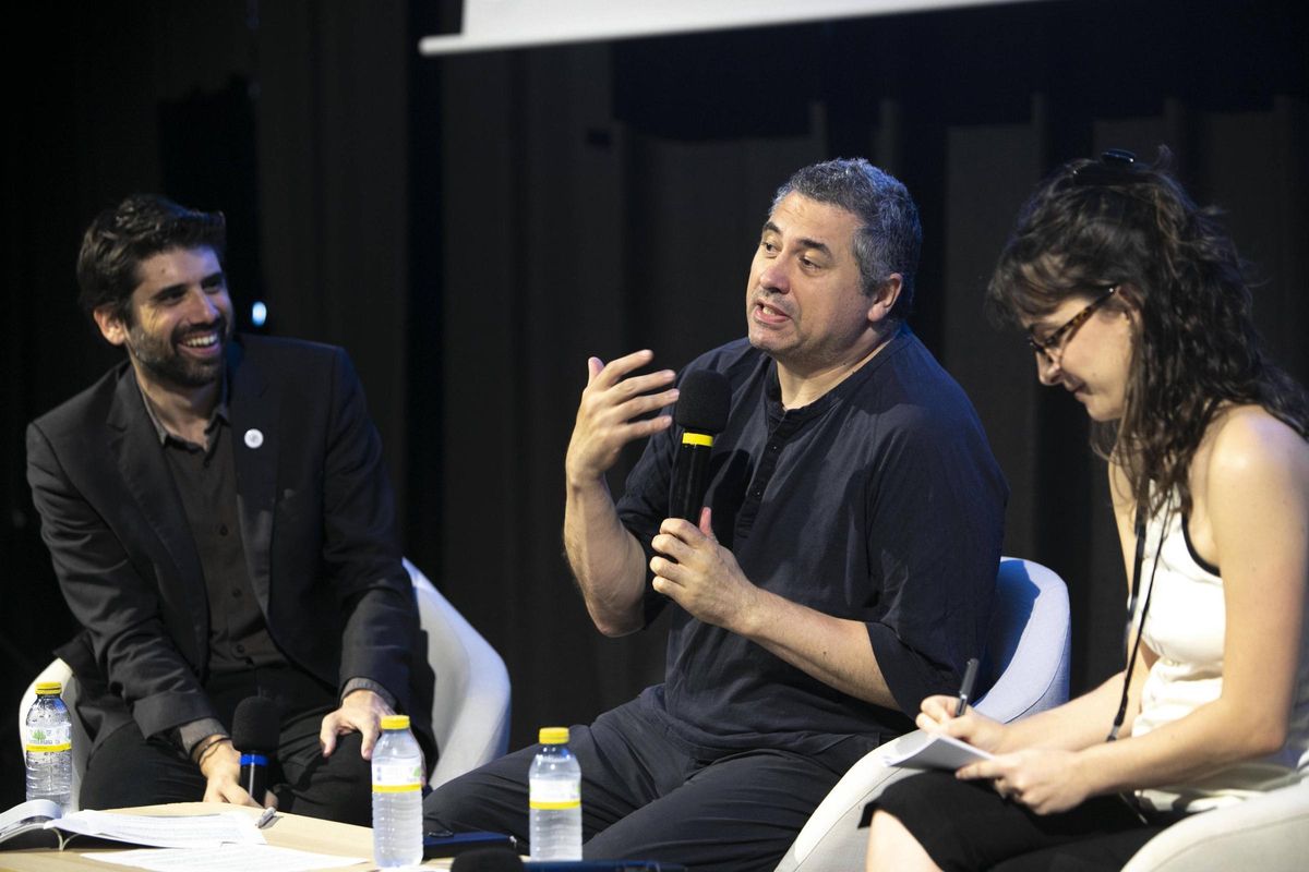 Carlos Madrid junto al cineasta Radu Jude el jueves por la mañana.