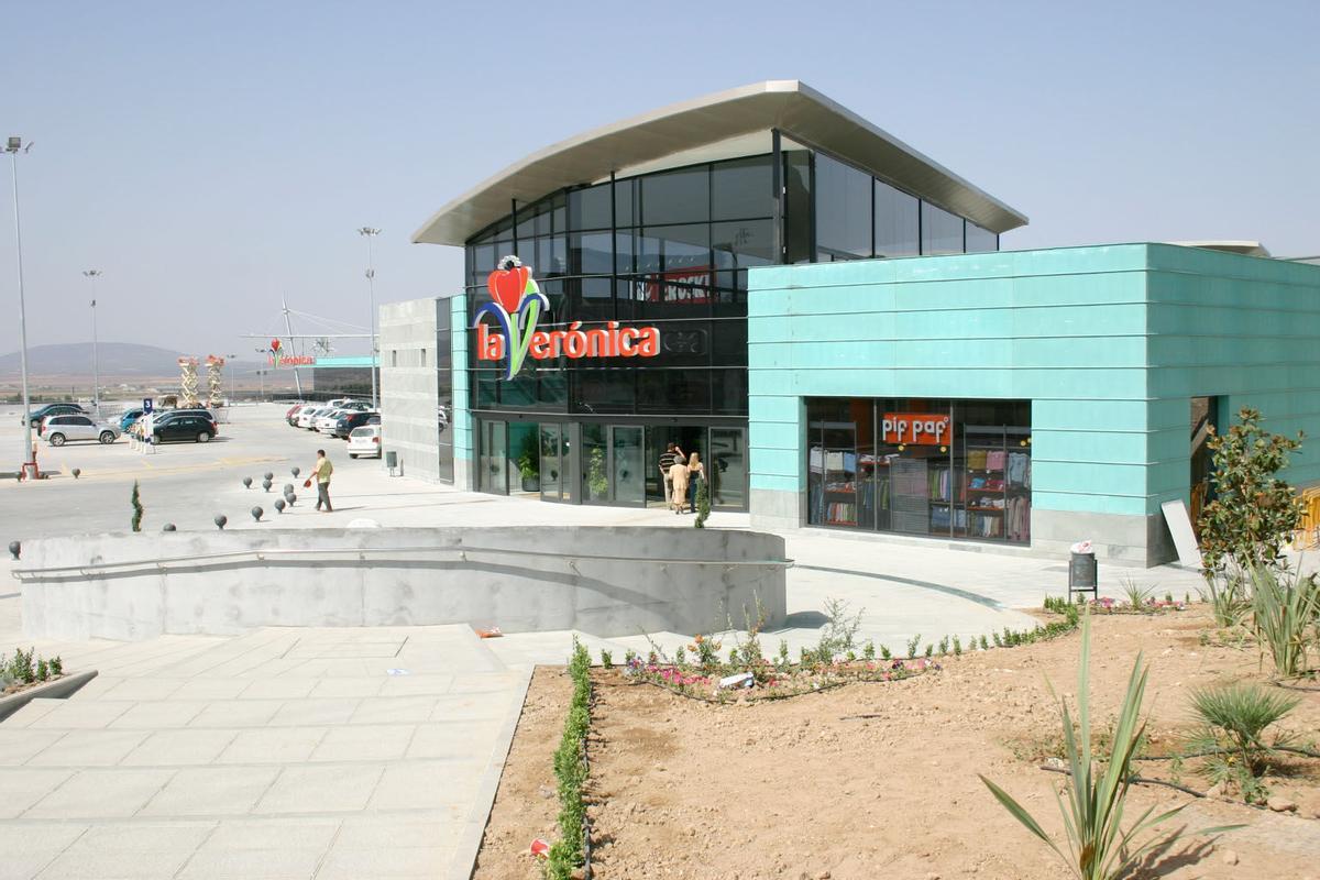 Centros comerciales, grandes almacenes. Eroski "La Verónica". Fachada, edificio, exterior