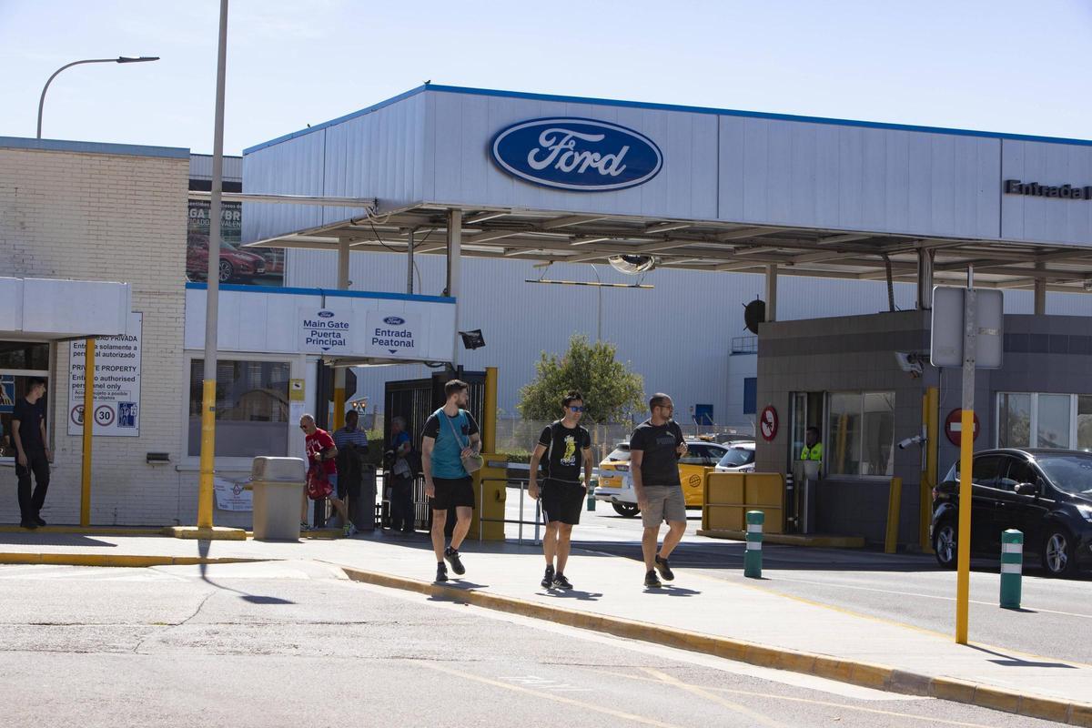 Salida de los trabajadores de Ford del turno central en una imagen de archivo