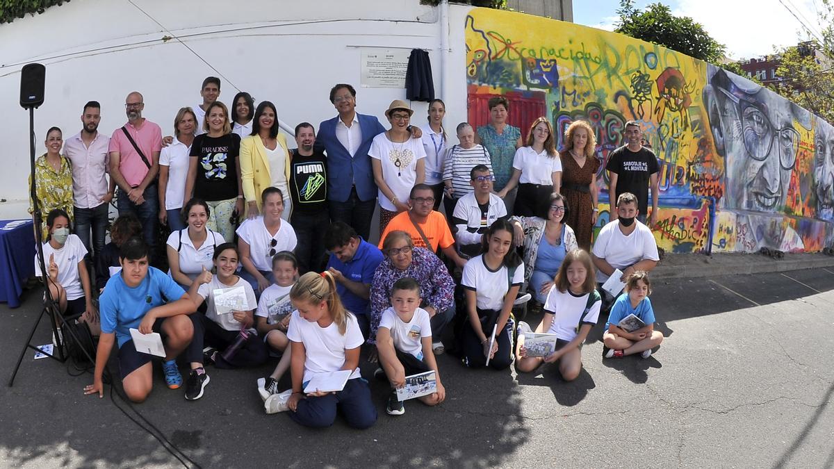 Las autoridades locales posan junto a algunos de los participantes en la elaboración del mural de Apreme en Icod