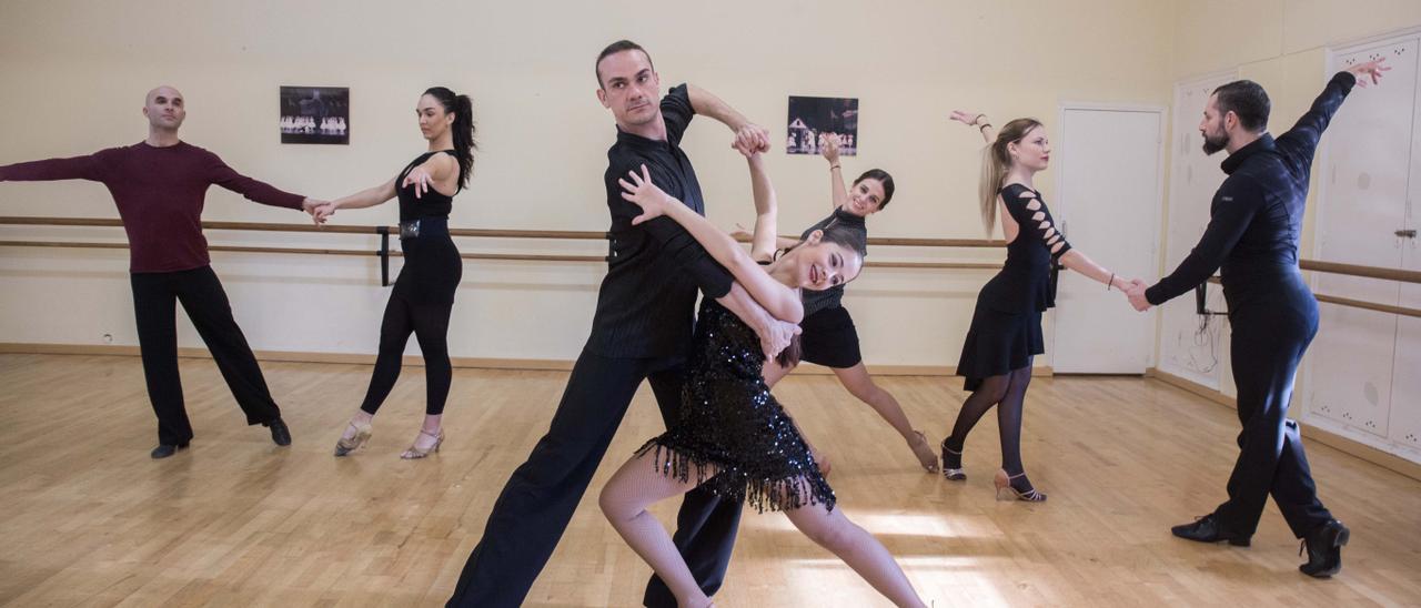 Un grupo de alumnos recibe una clase de danza social en el Conservatorio de Danza, en una imagen de archivo.