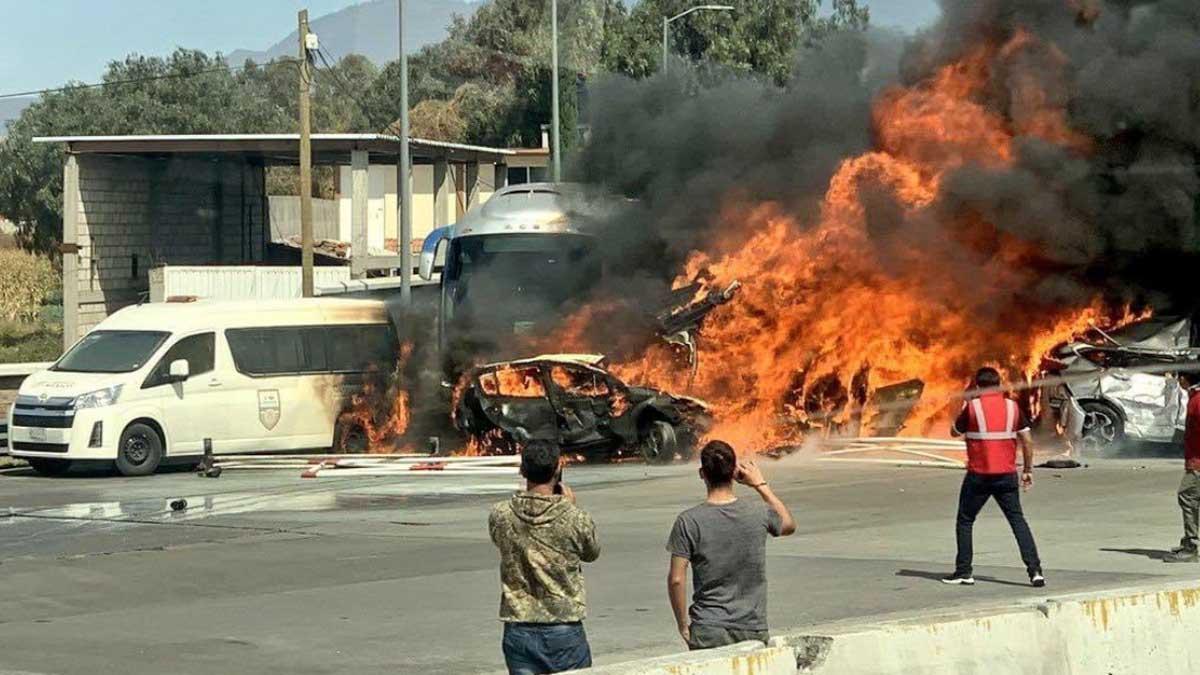 El incendio ha afectado a numerosos vehículos.