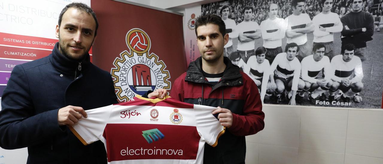 Pablo Acebal, junto a Diego Junquera, con una camiseta del Gijón Industrial