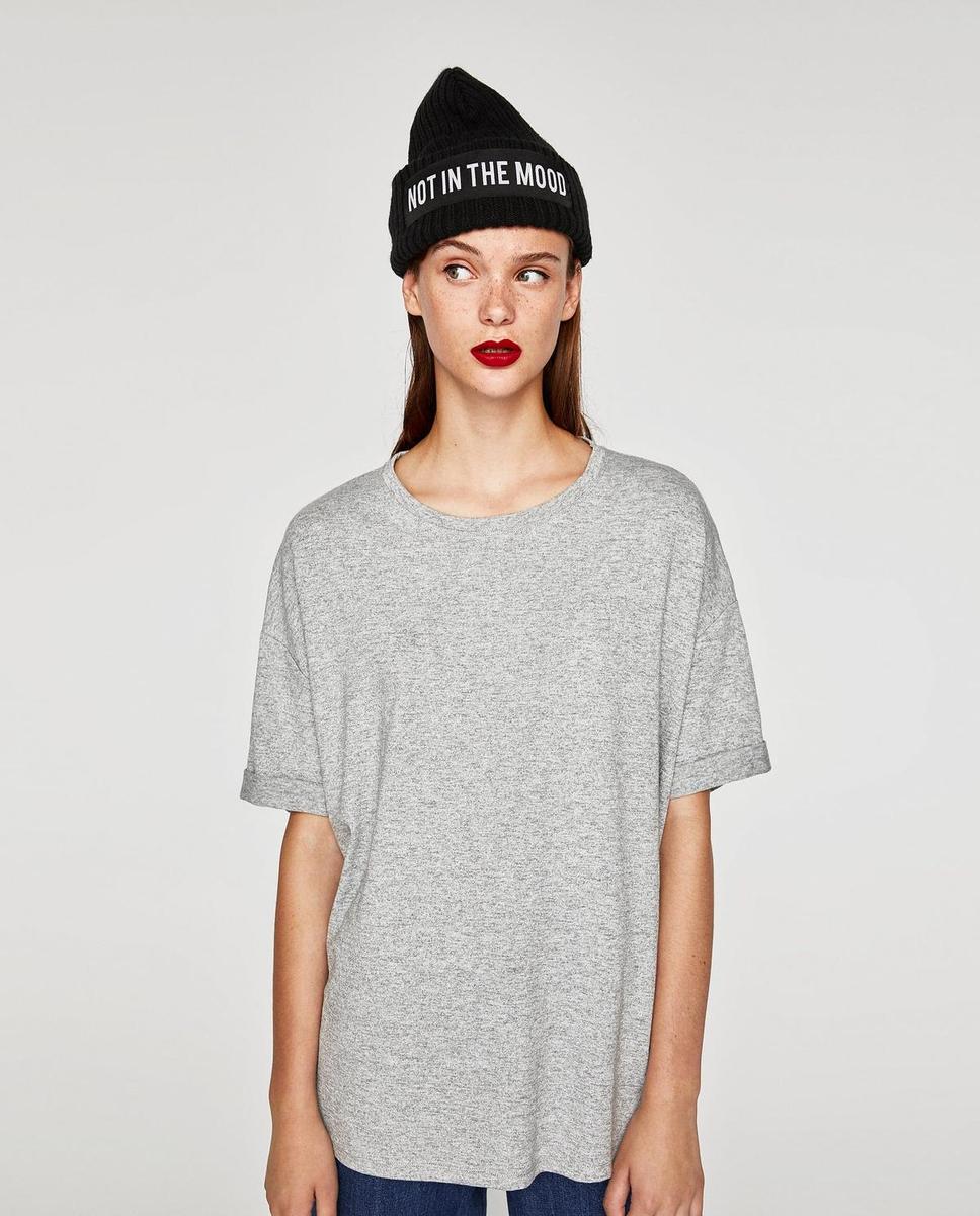 Camiseta básica gris de Zara (Precio: 3,99 euros)