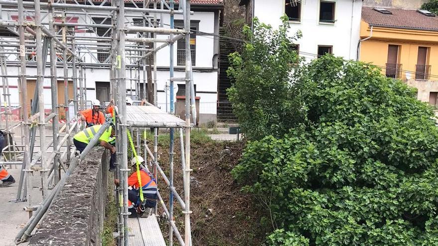 IU critica que la obra del paso medieval de Puente d´Arcu se iniciase en verano