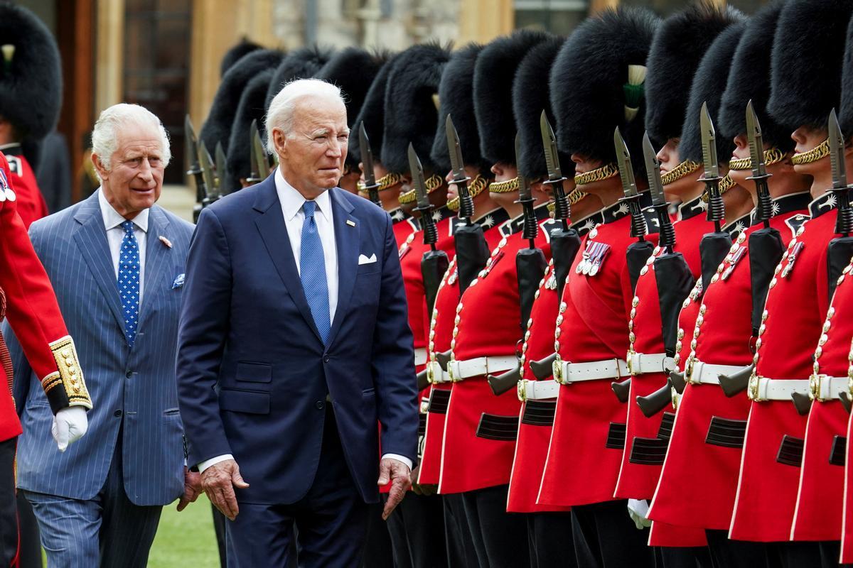 El presidente de los Estados Unidos, Joe Biden, es recibido por el rey Carlos III de Gran Bretaña durante una ceremonia de bienvenida en el Castillo de Windsor