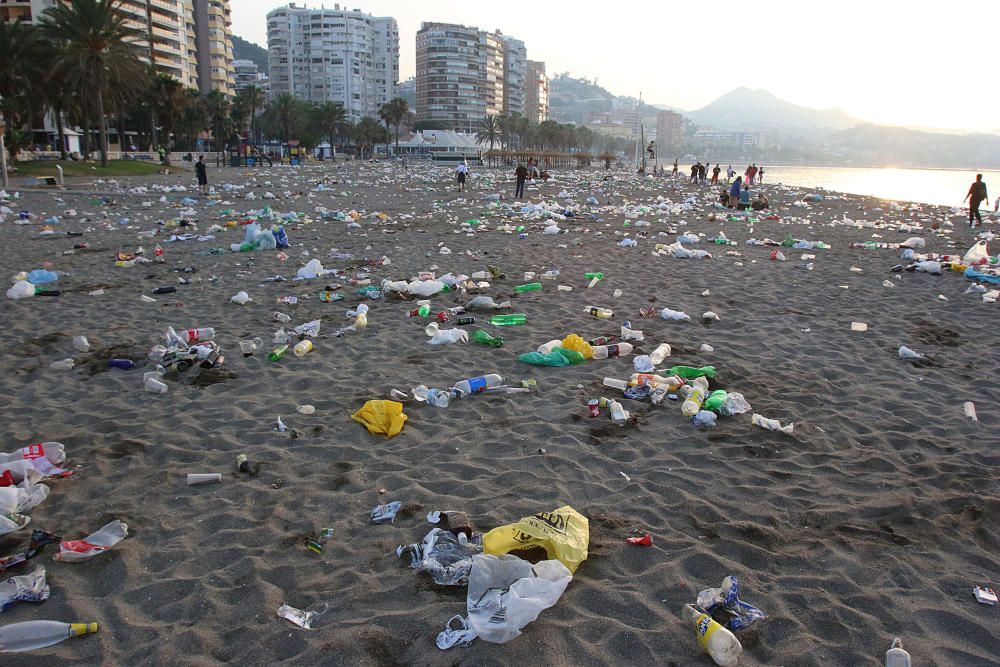 Así han quedado las playas después de la Noche de San Juan