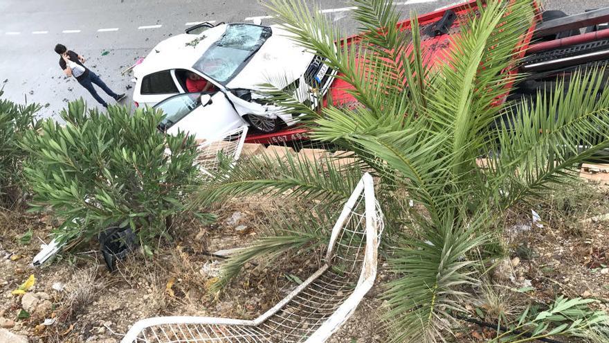 Lugar desde el que el 4x4 ha caído sobre el Audi estacionado