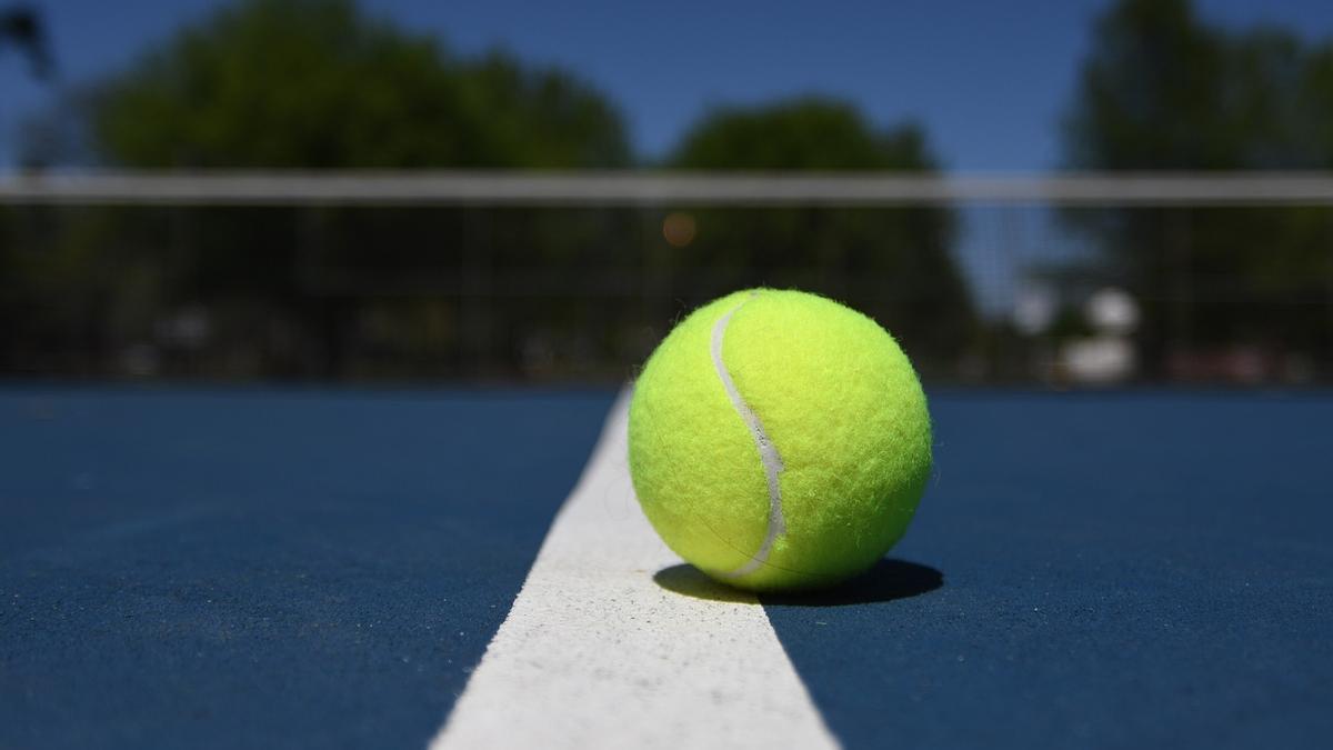 Una pelota de tenis en una imagen de archivo.