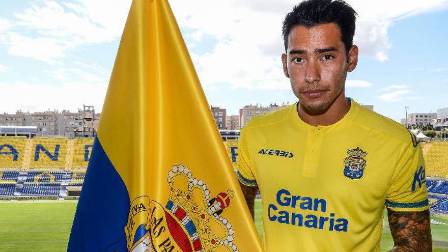 Sergio Araujo, este mediodía, con la bandera de la UD Las Palmas.