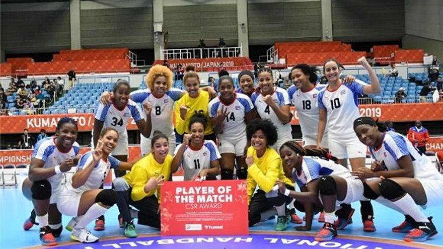 Selección cubana de balonmano con Indiana Cedeño, la primera por la derecha agachada vestida de amarillo.