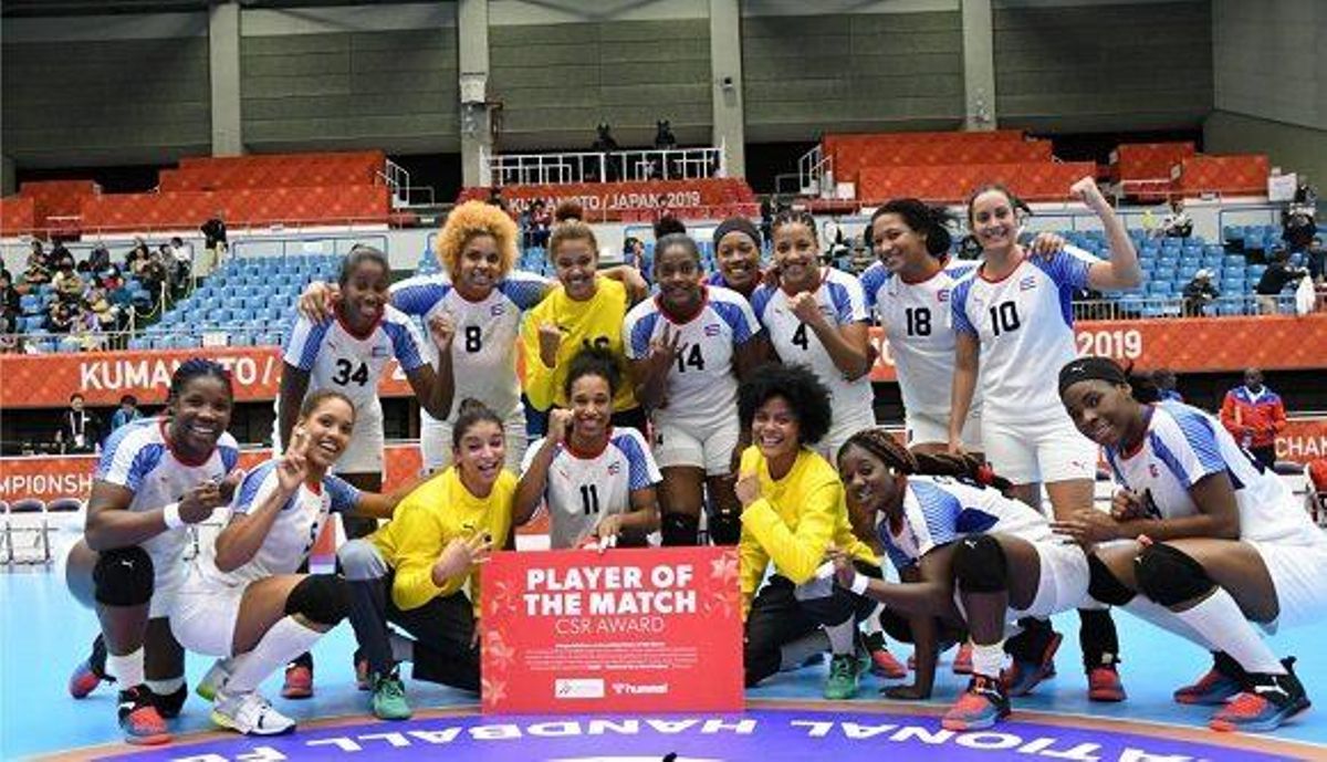 Selección cubana de balonmano con Indiana Cedeño, la primera por la derecha agachada vestida de amarillo.