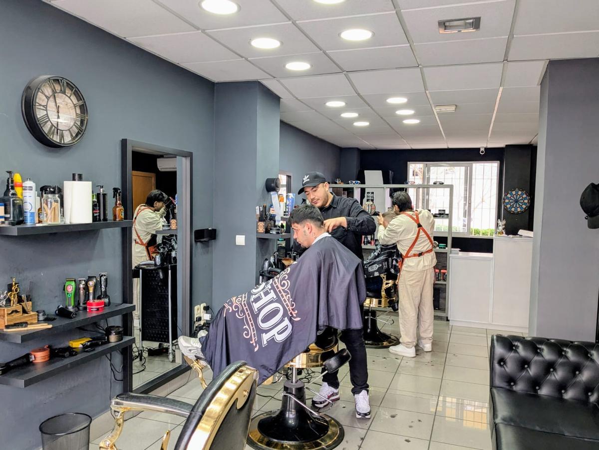 Benidorm tiene muchas barberías regentadas por ciudadanos de origen colombiano.