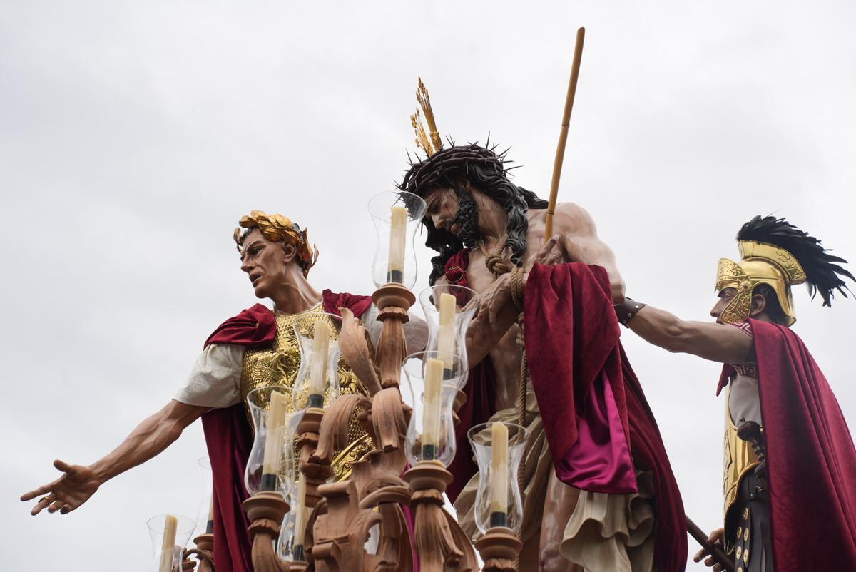 La salida procesional de la Presentación al pueblo de Jesús de los Afligidos, en imágenes