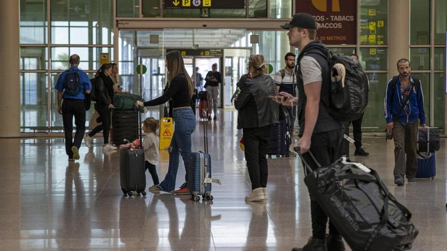 El Gobierno expedienta a varias aerolíneas por cobrar el equipaje de mano