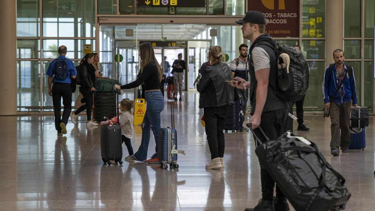 Vueling anuncia nuevas medidas y cobrará por el equipaje de mano