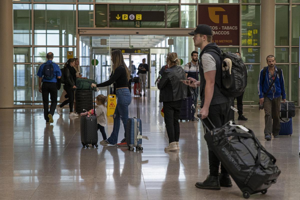 El Gobierno expedienta a varias aerolíneas 'low cost' por cobrar el equipaje de mano.