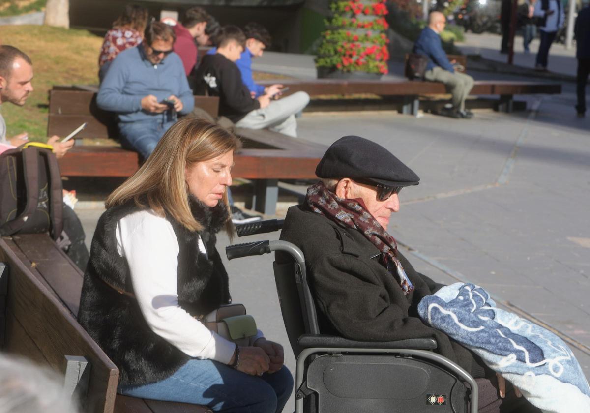 "Los martes al sol" en Alicante: el buen tiempo invita a salir a la calle en pleno enero