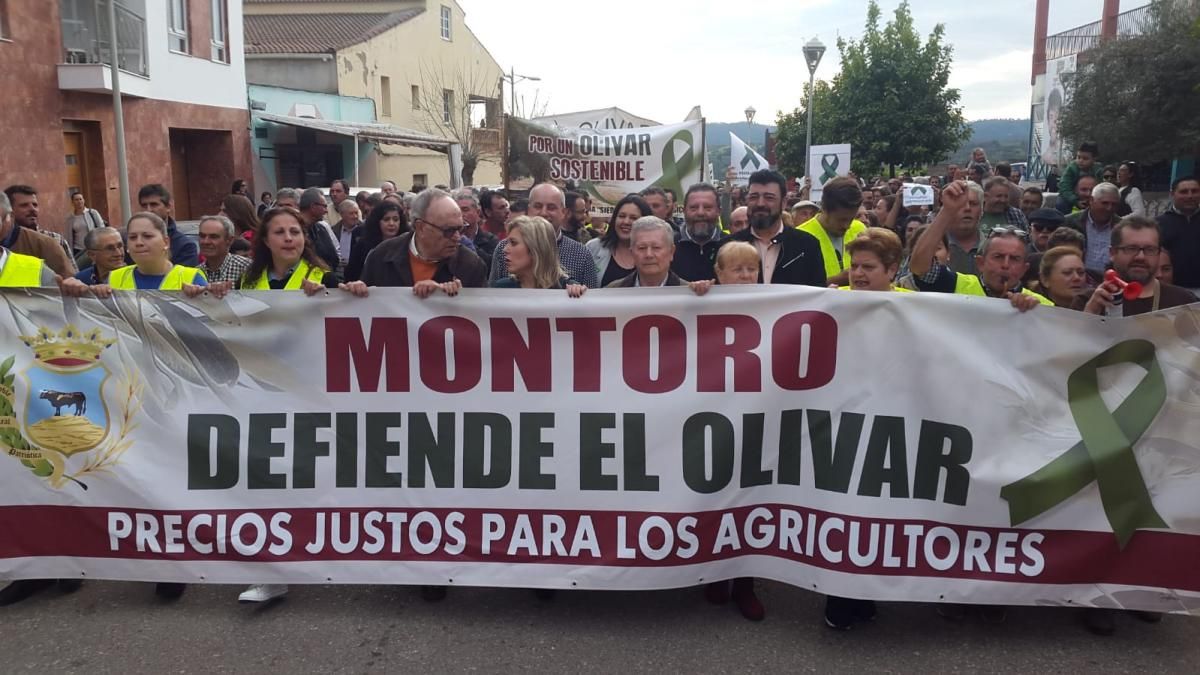 Miles de personas se manifiestan en defensa de la agricultura en Adamuz