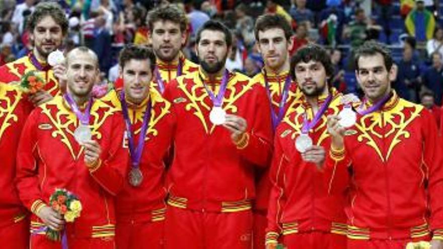 El equipo español de baloncesto con la medalla de plata lograda en la final ante Estados Unidos