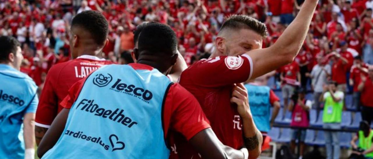 Andrés Carrasco y Boris Kouassi celebrando el primer gol ante el Peña Deportiva.  | ISRAEL SÁNCHEZ