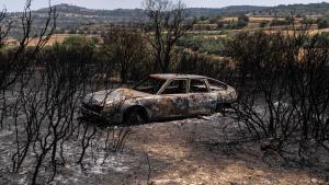 Un coche calcinado en el incendio de la Segarra (Lleida)