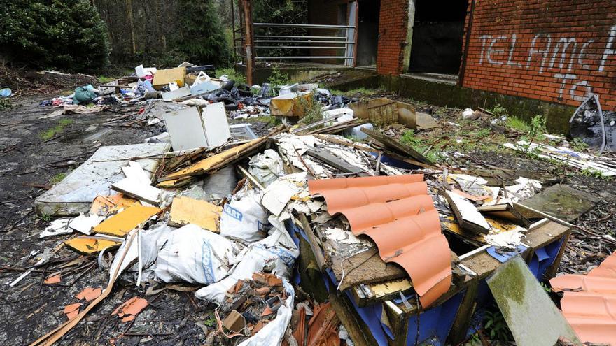 Basura y mucha maleza enmarcan el recinto del matadero. | BERNABÉ/J.LALÍN