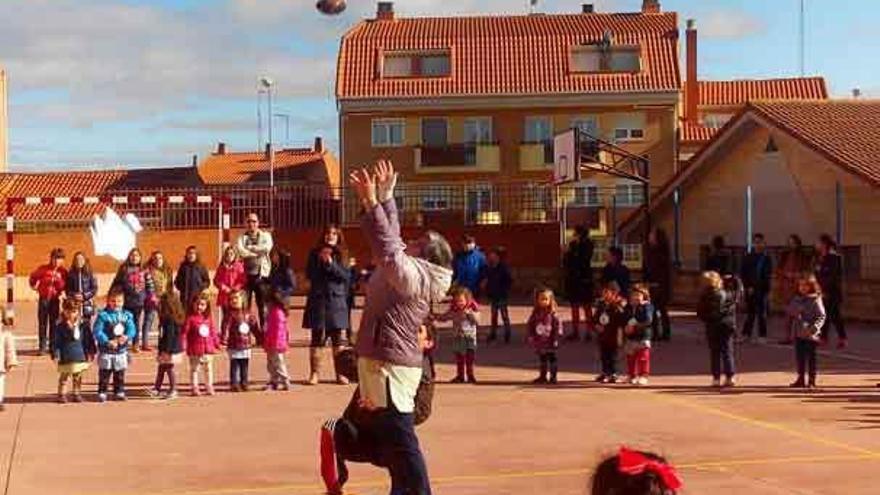 Música y palomas al vuelo en los colegios para celebrar el Día de la Paz Escolar