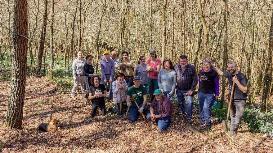 Participantes en la deseucaliptización organizada por Eira da Xoana.